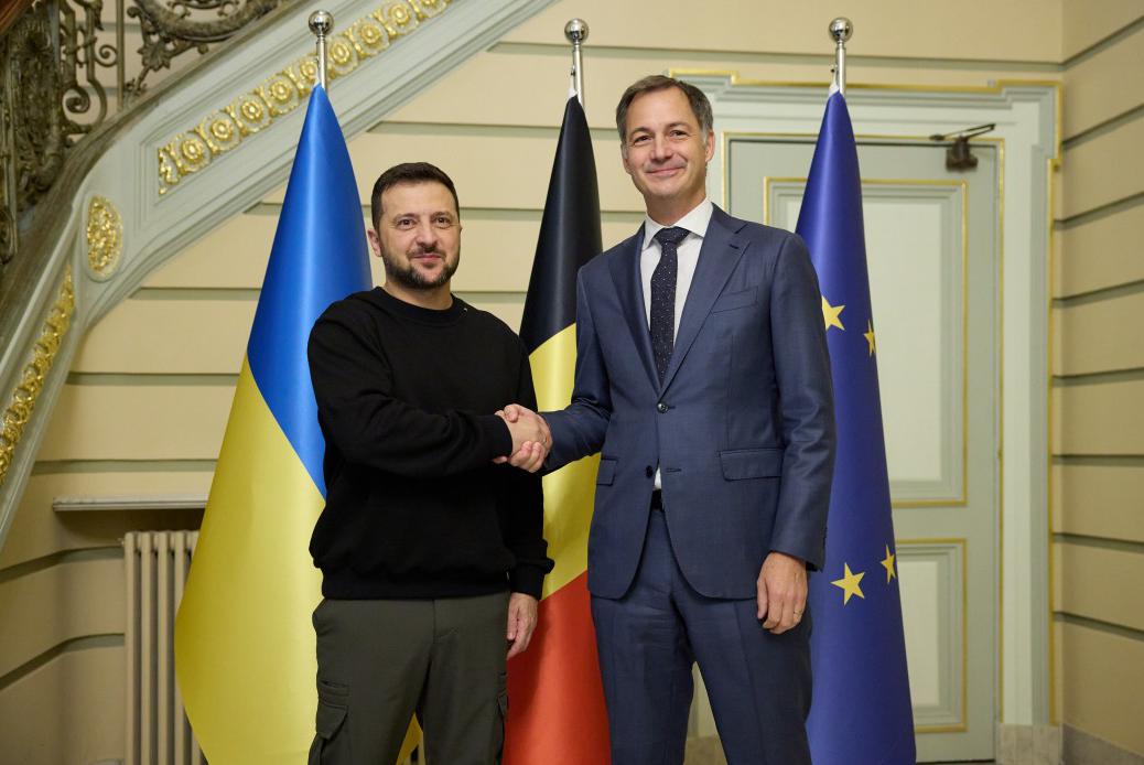 Бельгія запропонує Україні пакет допомоги на 1,7 млрд євро. У цю суму увійдуть податки з прибутку від заморожених російських активів. Про це заявив прем'єр-міністр Бельгії Александр Де Кроо після зустрічі з президентом України Володимиром Зеленським
