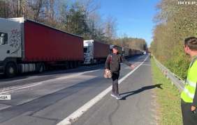Майже 2 тисячі вантажівок заблоковані на в'їзд в Україну: яка ситуація на польській стороні
