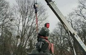 У Києві демонтували пам'ятник Пушкіну (відео)