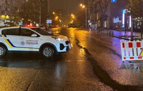 У центрі Києва прорвало трубопровід: перекрили рух