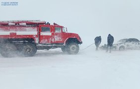 Потужний вітер, хуртовини та замети: в Україну суне сніговий шторм