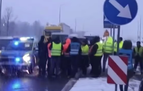Українські водії у Польщі перекрили дорогу у відповідь на блокаду кордону
