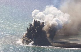 В Японії з'явився новий острів внаслідок виверження підводного вулкана (фото)
