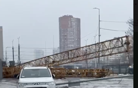 У Києві впав будівельний кран: вулиця тоне" у воді (вілео)
