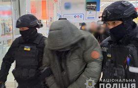 На Харківщині затримали шахрая, який виманював гроші у родичів загиблих військових (відео)
