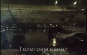 На лівому березі Києва машини "ідуть під воду": прорвало трубу (відео)