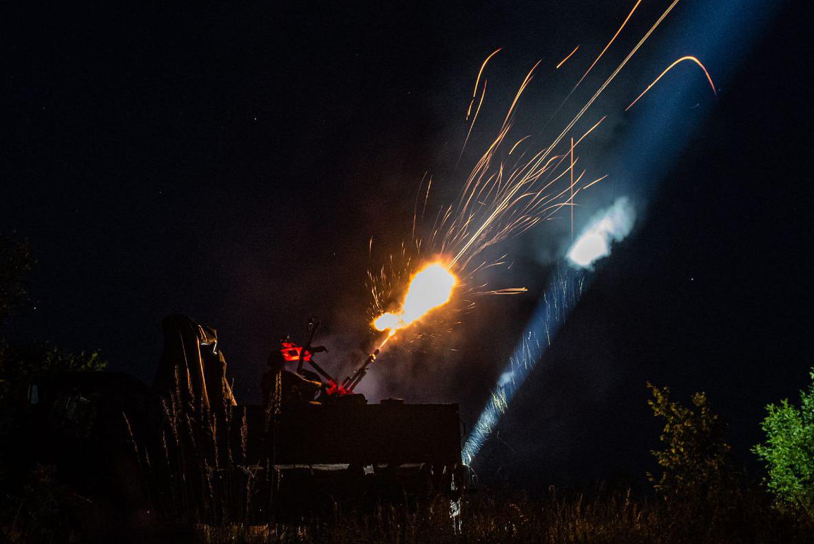 У суботу вночі, 2 грудня, російська федерація знову атакувала Україну, випустивши 11 ударних дронів типу "Shahed" з мису Чауда (Крим) та керовану авіаційну ракету з повітряного простору окупованої Запорізької області