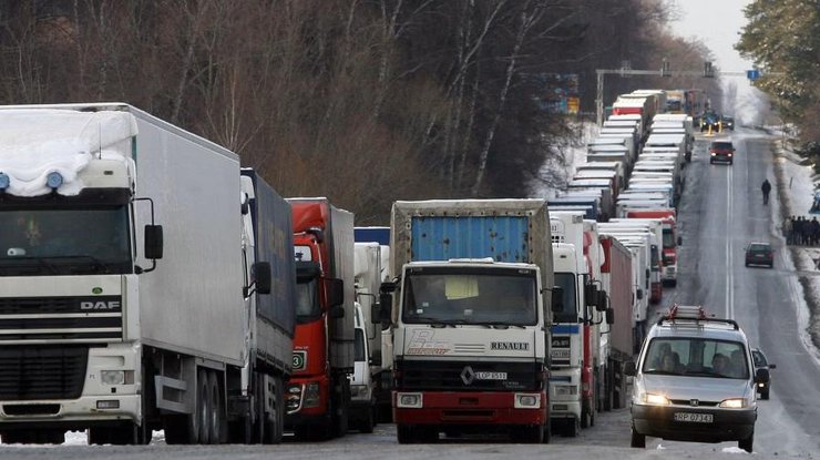 На кордоні стоять тисячі вантажівок