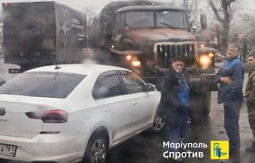 В Маріуполі військова вантажівка з боєкомплектом протаранила цивільне авто (фото)