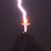 У Ріо-де-Жанейро блискавка влучила в статую Христа Спасителя (фото)