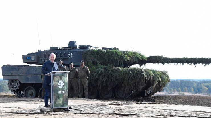 Олаф Шольц і  Leopard 2