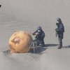 На пляжі у Японії знайшли невідому кулю: що відомо (відео)
