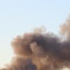 В російському Єйську в районі аеропорту вибухи: видно дим