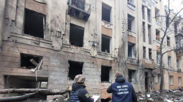 Фото: ракета влучила у будівлю університету Бекетова, вже 5 поранених / facebook.com/prokuraturakharkiv