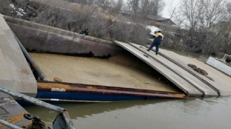 Затонула баржа з українським зерном