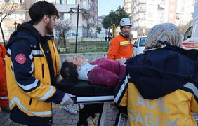 У Туреччині з-під завалів врятувати матір з немовлям: кількість жертв наближається до 3,5 тисяч