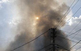 У центрі Бердянська пролунали вибухи та спалахнула пожежа