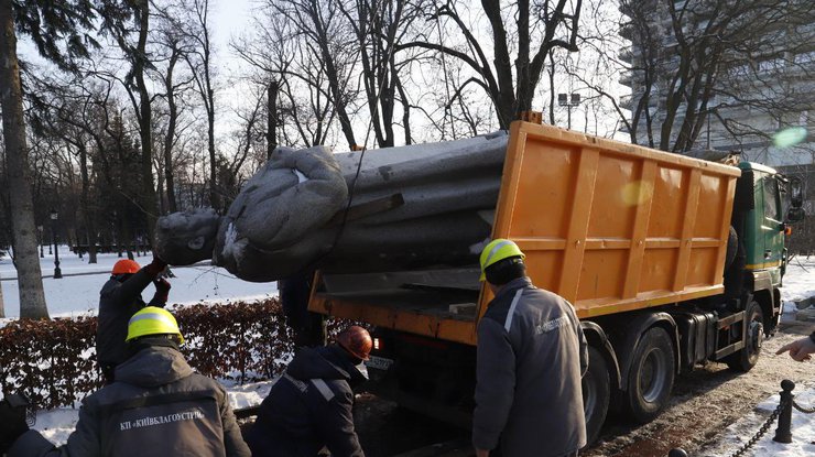 У Києві демонтували пам’ятник Ватутіну 