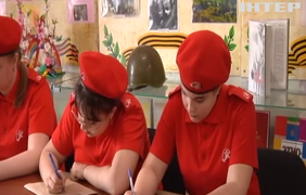 Демонструють палку любов до путіна, коли потрапляють у табори для "юних армійців": як промивають мізки російським дітям