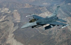 Вісім американським сенаторів закликали Пентагон передати Україні винищувачі F-16