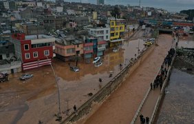 Туреччина після потужних землетрусів постраждала від повені: вулиці перетворилися на річки