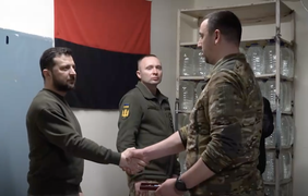Обороняють Херсонську область від ворога: Зеленський вручив державні нагороди воїнам 