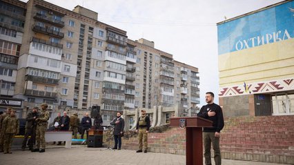 Зеленський приїхав до Охтирки в річницю її оборони та вручив відзнаку міста-героя (відео)