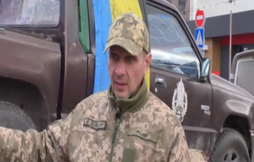 Волонтер Ігор Реп'яшенко на центральній площі Черкас щодня збирає кошти на автівки для передової