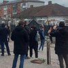 Побиття військового священниками у Хмельницькому: люди штурмують храм (відео)