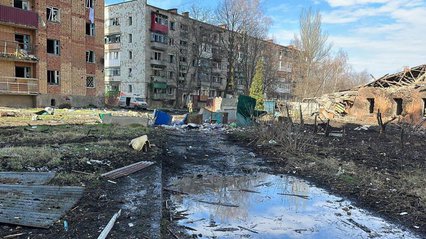 Рашисти обстріляли Костянтинівку: пошкоджено багатоповерхівки, загинули люди (фото, відео)