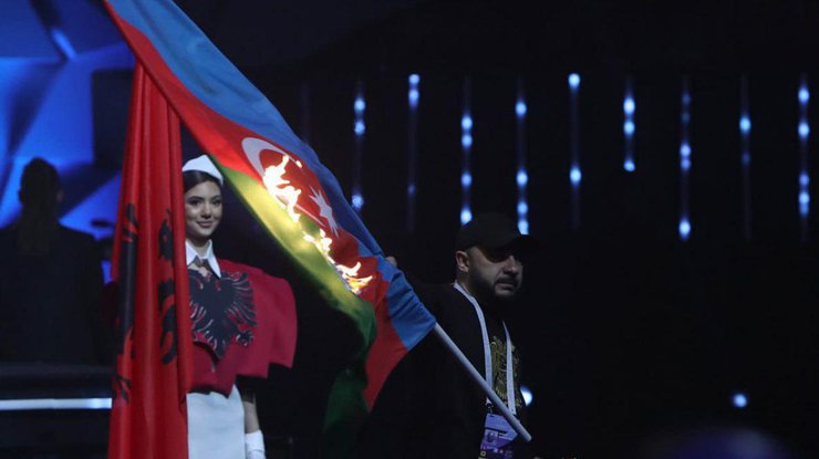 Фото: пропутінський активіст в Єревані спалив прапор Азербайджану