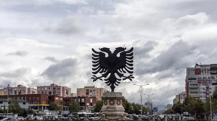 Герб Албанії на площі в Тирані