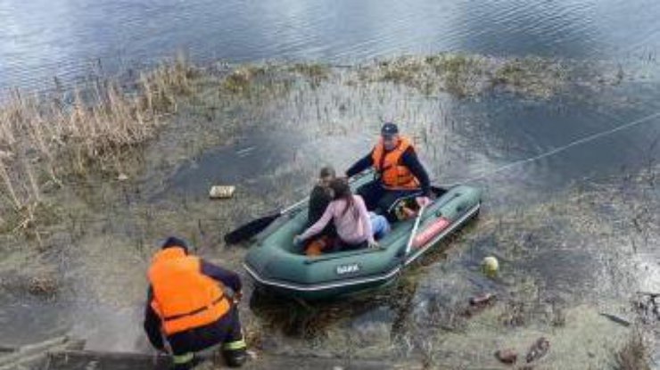 Фото: в Рівненській області врятували дітей на понтоні, який відірвався від берегу
