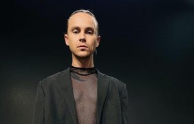 Відомий український співак налякав фанів поведінкою на концерті (відео)