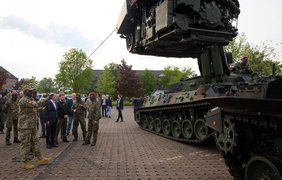 Зеленський і Шольц відвідали військову базу, де тренуються українські військовослужбовці (відео)