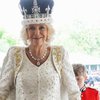Коронаційна сукня Камілли: дизайнер опублікував ексклюзивні кадри королівського вбрання