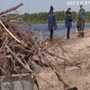 На Дніпропетровщині комунальники прибирають місцеві пляжі після весняного водопілля