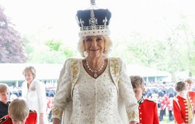 Коронаційна сукня Камілли: дизайнер опублікував ексклюзивні кадри королівського вбрання