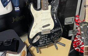 Гітару Курта Кобейна продали на аукціоні за $595,9 тис. (фото)