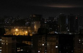 Ракетна атака на Київ: уламки пошкодили дах ТРЦ