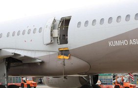 У Південній Кореї пасажир відчинив двері літака на висоті 213 метрів над землею (відео)