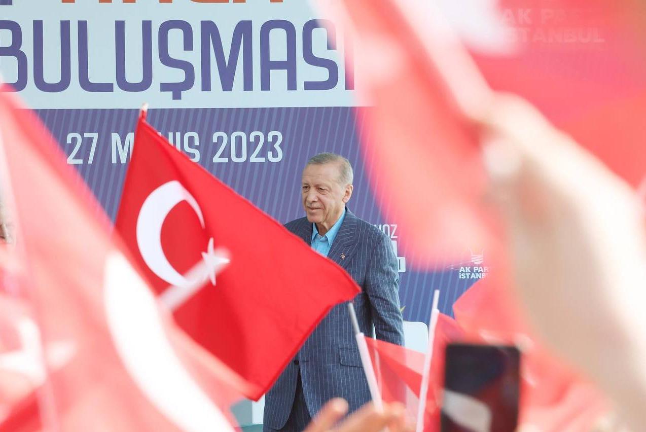 Чинний президент Туреччини Реджеп Таїп Ердоган оголосив перед виборцями про свою перемогу у другому турі виборів і заспівав переможну пісню