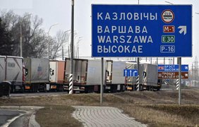 Польща з 1 червня закриває кордон для вантажівок з росії та Білорусі