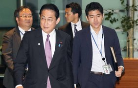 Прем'єр-міністр Японії звільнив сина через "неналежну" поведінку