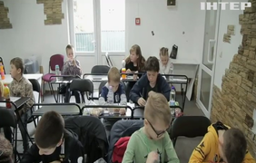 Щоб надолужити пропущене, у Чернівцях організували школу вихідного дня для дітей-переселенців