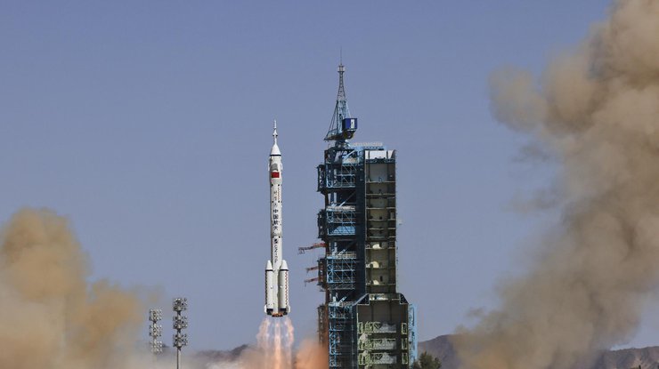 Запуск китайської ракети Long March 2F