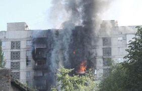Росіяни обстріляли багатоповерхівки в Торецьку: почалася пожежа, одна людина загинула