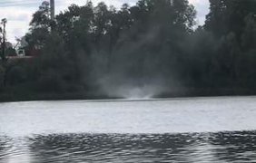У Києві на озері зафіксували справжнє водяне торнадо (відео)