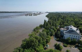 "З малечею на руках, обіймаючи пухнастиків": на Херсонщині з зони підтоплення евакуюють тисячі людей (відео)