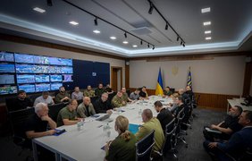 "Робимо все, щоб врятувати людей": Зеленський провів термінове засідання РНБО